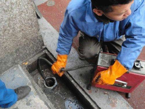 定城镇疏通下水道